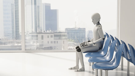 Roboter sitzt im Wartebereich und benutzt einen Laptop - AHUF000231