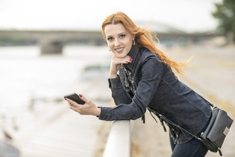 Junge Frau mit Smartphone, lizenzfreies Stockfoto