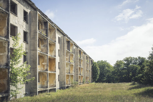 Deutschland, Elstal, Olympisches Dorf - verfallendes Betonhochhaus - ASCF000637