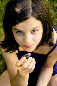 Girl eating blueberries - LVF005209