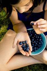 Mädchen mit Blaubeeren in der Hand - LVF005210