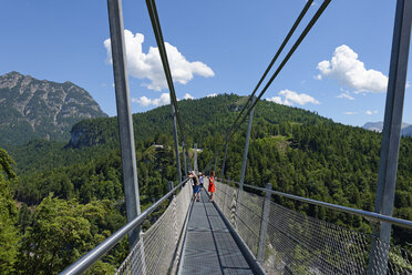 Österreich, Tirol, Menschen stehen auf einer Brücke bei der Burgruine Ehrenberg - LBF001461