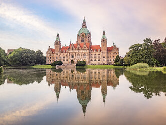 Deutschland, Hannover, Neues Rathaus mit Maschteich - KRPF001764