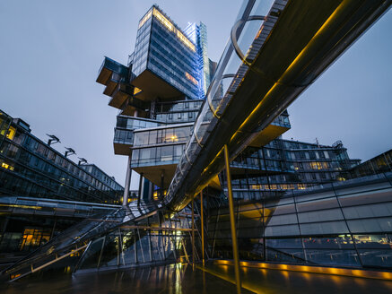 Deutschland, Hannover, Futuristische Architektur des Nord LB Gebäudes - KRP001765