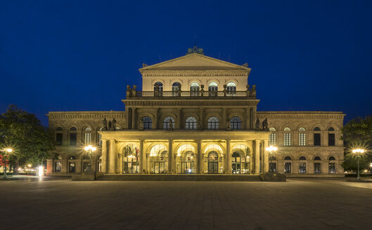 Deutschland, Hannover, Staatsoper bei Nacht - KRPF001766