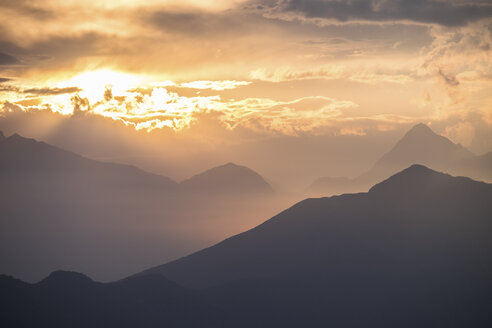 Italien, Bielmonte, Berglandschaft bei Sonnenuntergang - SIPF000797