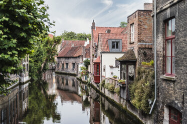 Belgien, Flandern, Brügge, alte Häuser am Kanal - FRF000461