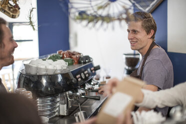 Junge Barista macht Kaffee für Kunden - ZEF009842