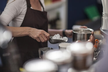 Barista bereitet Eiskaffee zu - ZEF009864