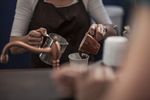Barista bereitet Eiskaffee zu, lizenzfreies Stockfoto