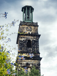 Deutschland, Niedersachsen, Hannover, Turm der St. Giles Kirche - KRPF001771