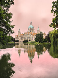 Deutschland, Hannover, Neues Rathaus mit Maschteich, rosa Abendstimmung - KRPF001775