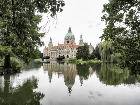 Deutschland, Hannover, Neues Rathaus mit Maschteich, lizenzfreies Stockfoto
