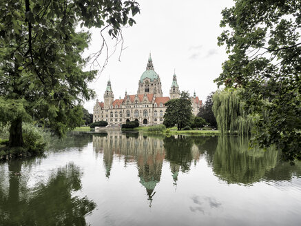 Deutschland, Hannover, Neues Rathaus mit Maschteich - KRPF001776