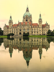 Deutschland, Hannover, Neues Rathaus mit Maschteich, gelbe Abendstimmung - KRPF001777