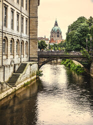 Deutschland, Niedersachsen, Hannover, Neues Rathaus und Kanal, Fluss Leine - KRPF001781