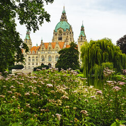 Deutschland, Hannover, Neues Rathaus mit Maschteich - KRPF001782