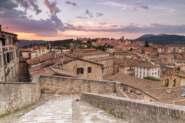 Italien, Umbrien, Perugia, Stadtbild bei Sonnenuntergang - FPF000108