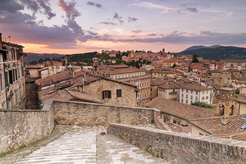 Italien, Umbrien, Perugia, Stadtbild bei Sonnenuntergang - FPF000108