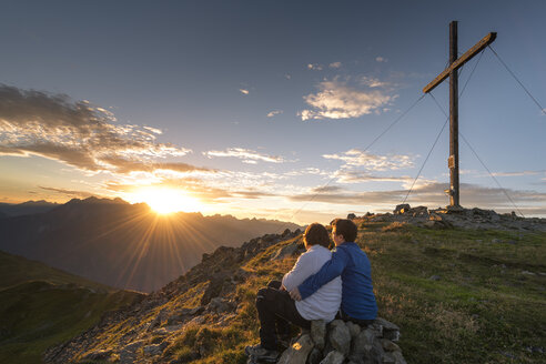 Glückliches Paar bei Sonnenuntergang in den Bergen - MKFF000334