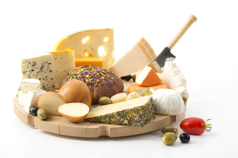 Käseplatte mit verschiedenen Käsesorten, lizenzfreies Stockfoto