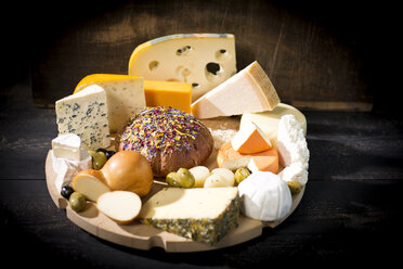Cheese platter with different sorts of cheese - MAEF011964
