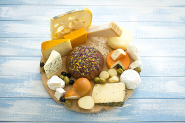 Cheese platter with different sorts of cheese - MAEF011965