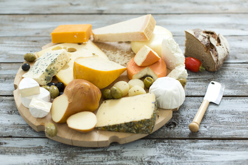 Cheese platter with different sorts of cheese - MAEF011966