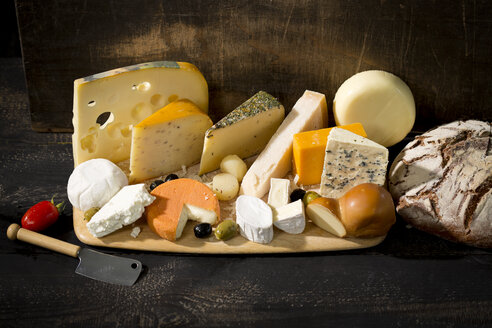 Cheese platter with different sorts of cheese - MAEF011967