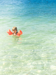 Italien, Brenzone sul Garda, Gardasee, Mädchen im Wasser - LVF005217