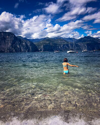 Italien, Brenzone sul Garda, Gardasee, Mädchen im Wasser - LVF005219