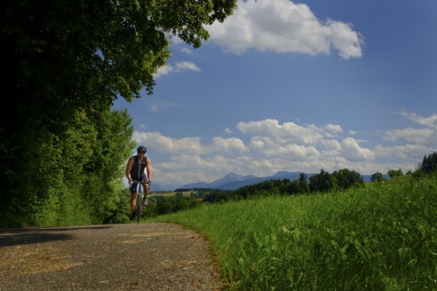 Deutschland, Oberbayern, Chiemgau, Fahrradtour, reifer Mann auf Fahrrad - HAMF000212