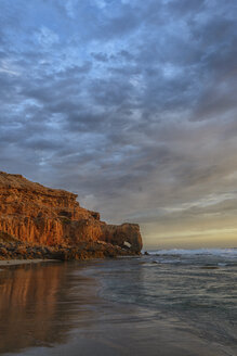 Australien, Eyre Peninsula, Port Lincoln, Naturbogen am Strand bei Sonnenuntergang - TOVF000058