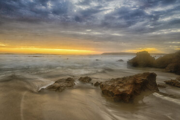 Australien, Eyre Peninsula, Port Lincoln, Strand bei Sonnenuntergang - TOVF000059