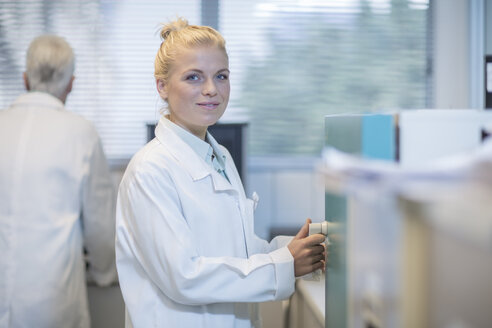 Portrait of young woman in lab - ZEF009920