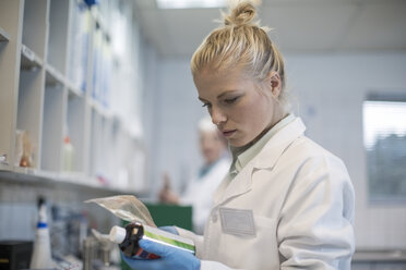 Junge Frau arbeitet in einem medizinischen Labor - ZEF009929