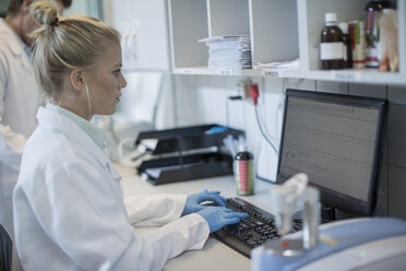 Young woman working on computer in lab - ZEF009936