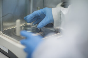 Scientist using scales in lab - ZEF009938