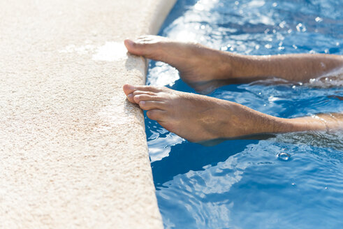 Nackte Füße eines Mannes am Rand eines Swimmingpools - SKCF000182