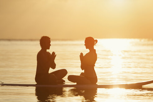 Thailand, Yoga-Meditation auf dem Paddelbrett bei Sonnenuntergang - SBOF000176