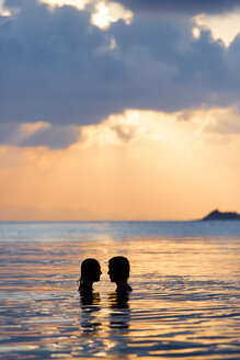 Ehepaar, von Angesicht zu Angesicht, Silhouetten bei Sonnenuntergang - SBOF000180