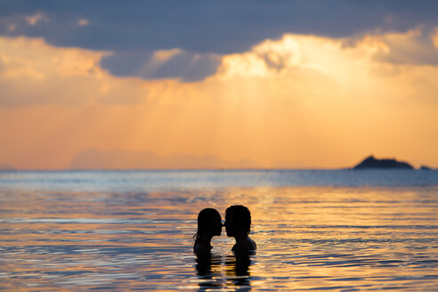 Küssendes Paar, Silhouetten bei Sonnenuntergang - SBOF000181