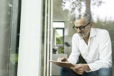 Man using tablet at home - SBOF000204