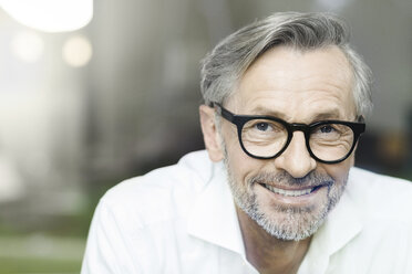 Porträt eines lächelnden Mannes mit grauem Haar und Bart, der eine Brille trägt - SBOF000206