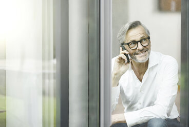 Porträt eines lächelnden Mannes am Telefon - SBOF000207