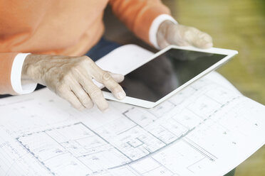 Man with tablet and construction plan, partial view - SBOF000220