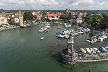 Deutschland, Bayern, Lindau, Blick auf die Altstadt, Hafen und Mangenturm, Löwenskulptur an der Hafeneinfahrt - PCF000269