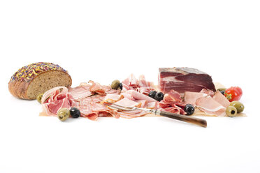 Kalter Imbiss, Blumenbrot, Oliven, Tomaten und verschiedene Arten von Speck, Schweinebraten mit Grieben und Pancetta - MAEF012000