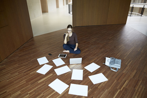 Junge Frau arbeitet auf dem Boden, lizenzfreies Stockfoto