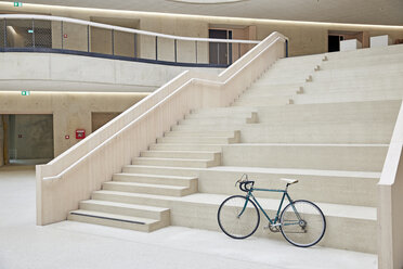 Racing cycle standing in front of stairs - FMKF003087
